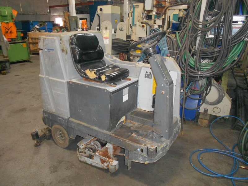 Advanced 3200C Ride On Floor Scrubber